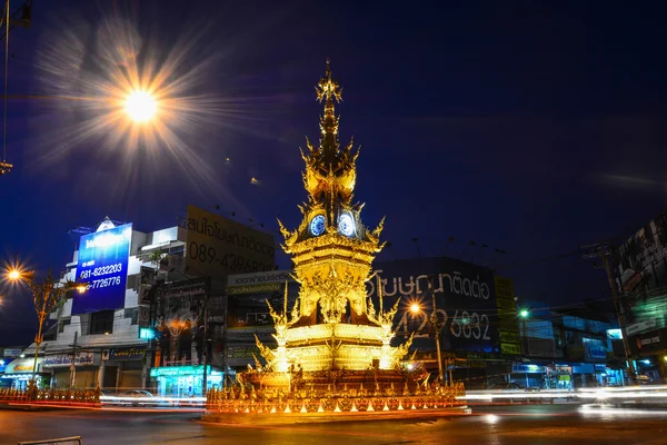 CHIANG RAI-DEC 17: Trilhas leves na rua em torno da torre do relógio dourado, criada em 2008 pelo artista visual tailandês Chalermchai Kositpipatat, à noite em 17 de dezembro de 2014 em Chiang Rai, Tailândia . — Fotografia de Stock