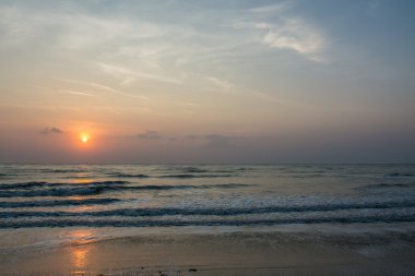 Sampraya plaj Samroiyod ulus Park, Pranburi, Prachuap Khiri Khan, Tayland güneş doğarken