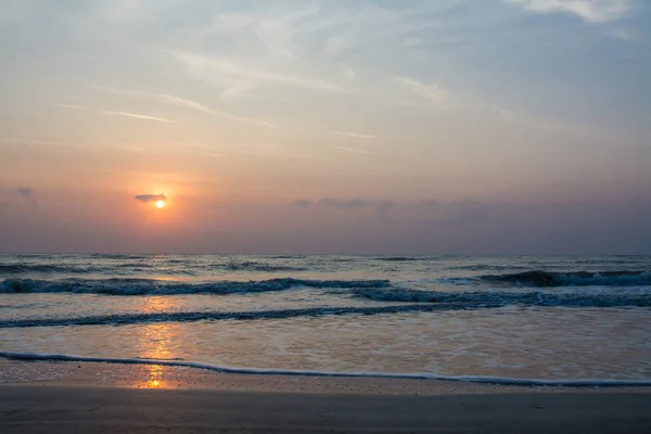 Lever de soleil sur la plage de Sampraya dans le parc national de Samroiyod, Pranburi, Prachuap Khiri Khan, Thaïlande — Photo