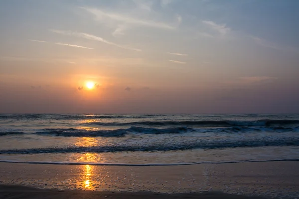 Nascer do sol na praia Sampraya no parque nacional Samroiyod, Pranburi, Prachuap Khiri Khan, Tailândia — Fotografia de Stock