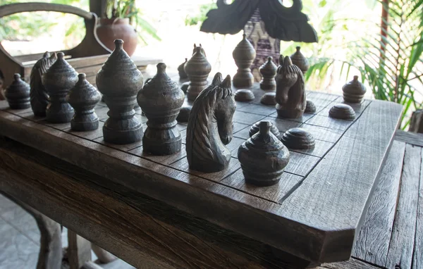 Anciens échecs en bois thaïlandais ont été doublés sur l'échiquier — Photo