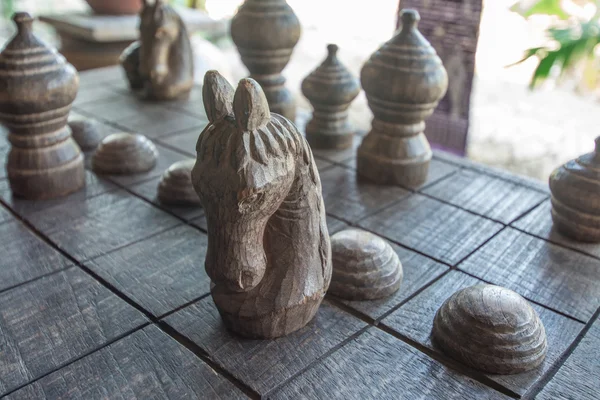 古代泰国木制国际象棋被衬板上 — 图库照片