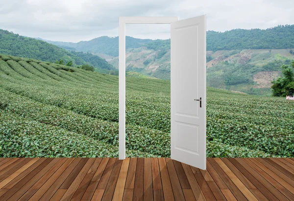 Liggande bakom dörren öppnas — Stockfoto