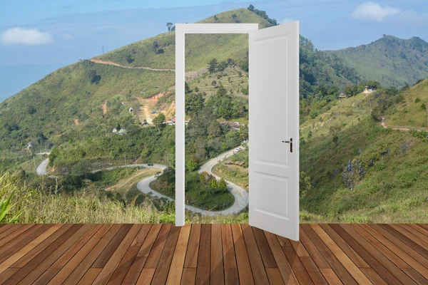 Landschaft hinter der sich öffnenden Tür — Stockfoto