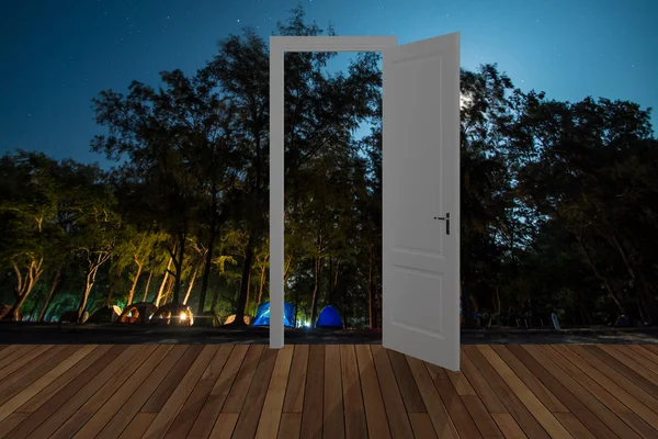 Paisagem atrás da porta de abertura — Fotografia de Stock