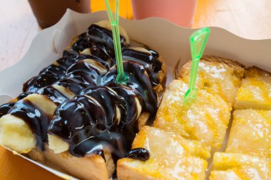 Ekmek çikolata yayıldı, süt ve tereyağı ile