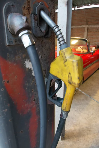 Bomba de gasolina Vintage con coche —  Fotos de Stock