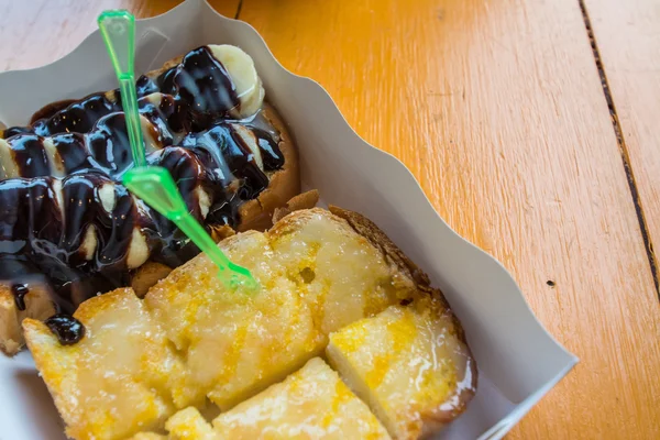 Pão com propagação de chocolate, leite e manteiga — Fotografia de Stock