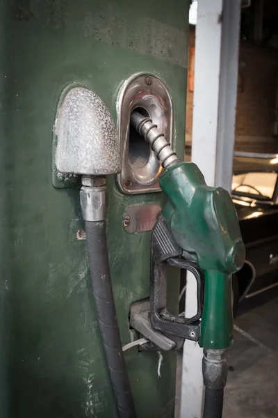 Bomba de gasolina Vintage con coche —  Fotos de Stock