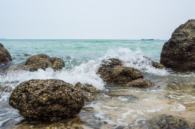 Koh Larne Adası tropik sahil Pattaya dalga deniz taşlarla,