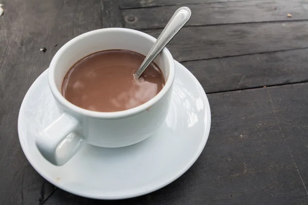 Горячий шоколад в чашке на столе — стоковое фото