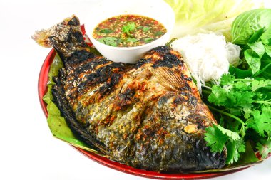 Tilapia ile sebze izole beyaz üzerine ızgara