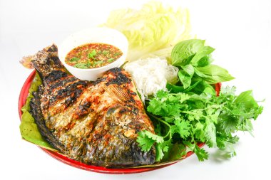 Tilapia ile sebze izole beyaz üzerine ızgara