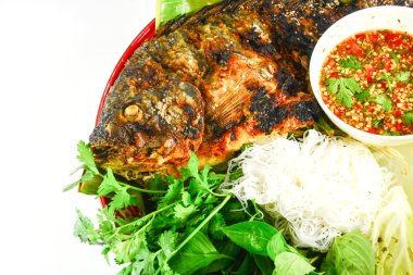 Tilapia ile sebze izole beyaz üzerine ızgara