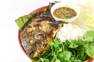 Tilapia ile sebze izole beyaz üzerine ızgara