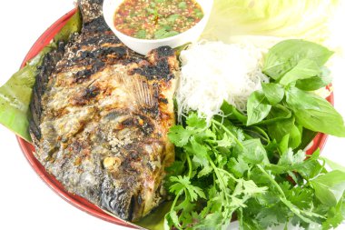 Tilapia ile sebze izole beyaz üzerine ızgara