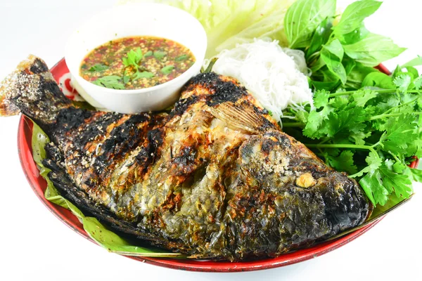 Tilapia panggang dengan sayuran terisolasi pada putih — Stok Foto