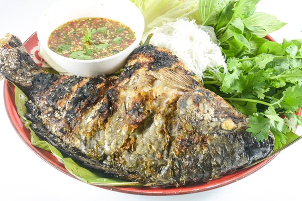 Tilapia panggang dengan sayuran terisolasi pada putih — Stok Foto