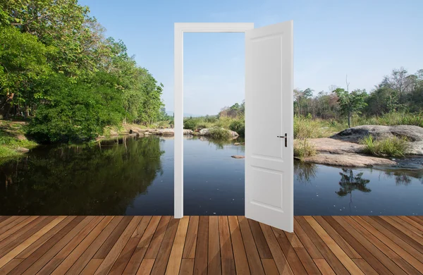 Paisagem atrás da porta de abertura, 3D — Fotografia de Stock