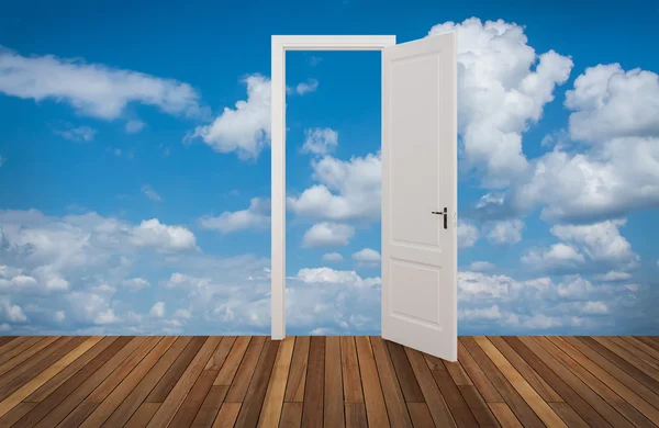 Himmel hinter der sich öffnenden Tür, 3d — Stockfoto