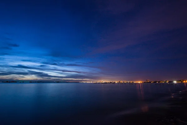 Mer la nuit, Bang Sare, sattahip, Chonburi en Thaïlande — Photo