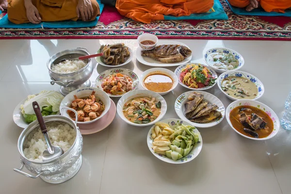 Eten en drinken voor monniken in traditionele religieuze ceremonie in een tempel in Thailand. — Stockfoto