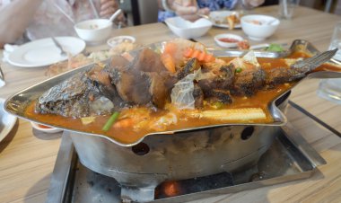 Ekşi çorbası demirhindi yapılan balıkla yapıştırın, derin yağda kızartılmış yılan başlı balık köri ekşi