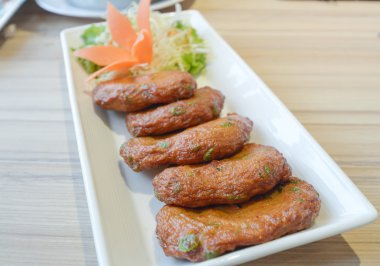 Kızarmış balık ezmesi topları.