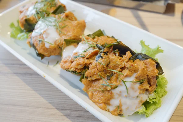 Pesce al vapore con pasta di curry sul piatto — Foto Stock