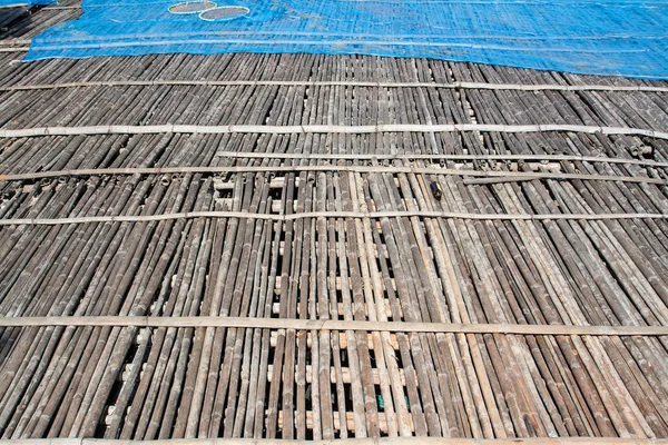Bambu golv på plats för att göra räkpasta under solen, Thail jordbruk — Stockfoto