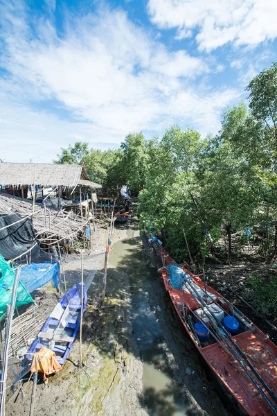 Fischerboot am Steg im Mangrovenwald, Fischer-Lebensstil in Bangpu Strand, Thailand — Stockfoto