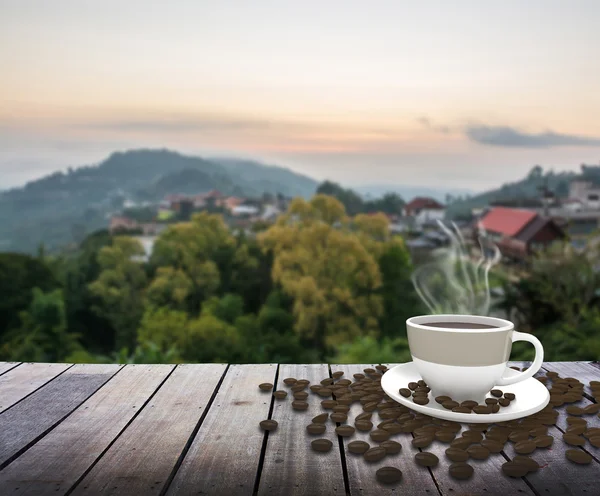 Copo com café na mesa sobre montanhas paisagem — Fotografia de Stock