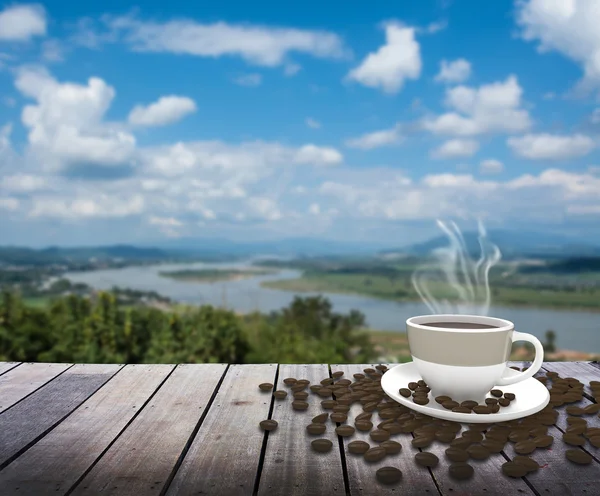 Copo com chá na mesa sobre o rio — Fotografia de Stock