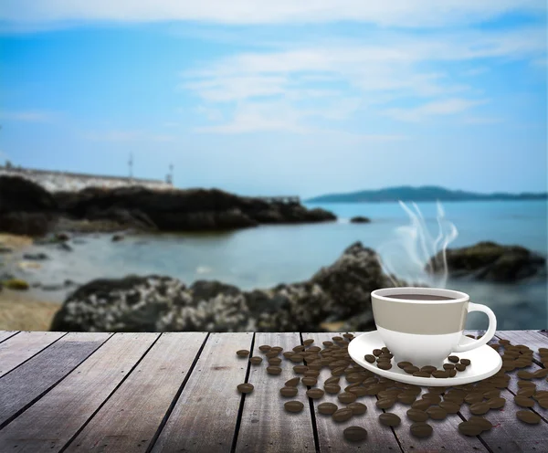 Copo com café na mesa sobre o mar — Fotografia de Stock