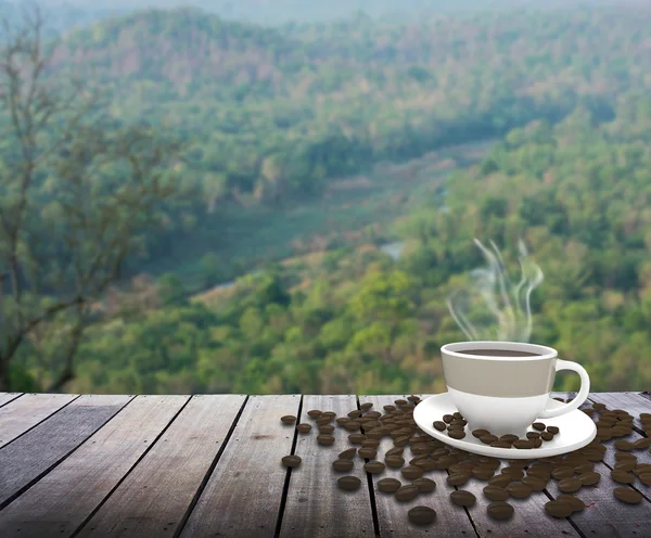 Copo com café na mesa sobre montanhas paisagem — Fotografia de Stock