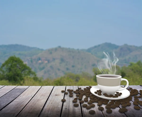 Copo com café na mesa sobre montanhas paisagem — Fotografia de Stock
