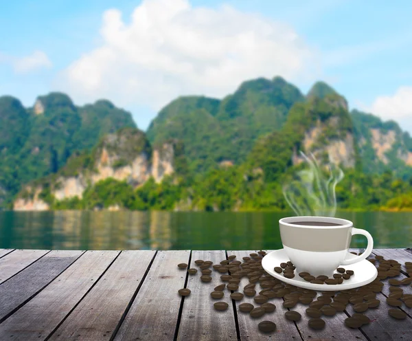 Tasse mit Kaffee auf Tisch über dem See — Stockfoto