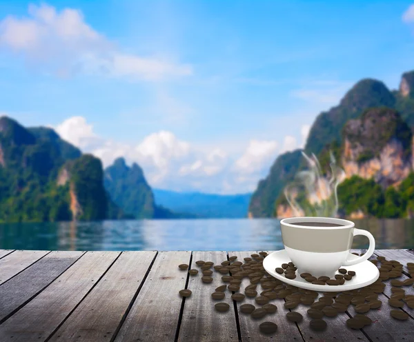 Tasse mit Kaffee auf Tisch über dem See — Stockfoto