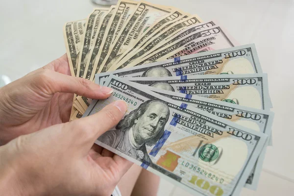 Counts money in hands — Stock Photo, Image