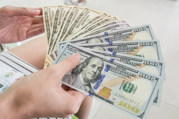 Counts money in hands — Stock Photo, Image