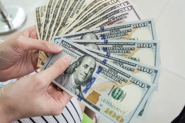 Counts money in hands — Stock Photo, Image