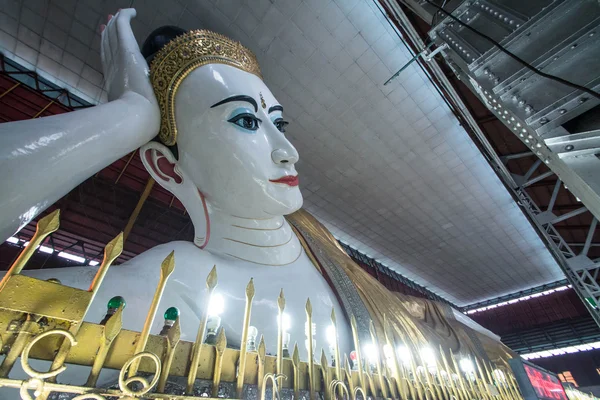 Chauk htat gyi reclinável buddha (buda de olho doce), yangon, mianmar — Fotografia de Stock