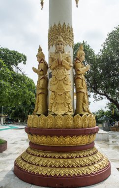 Tapınak Kyauk Taw Gyi Pagoda Yangon sütununda deva heykele ayakta,