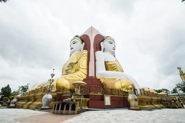 Statue de Bouddha, Pagode Kyaikpun à Bago, Myanmar — Photo