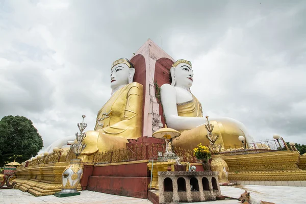 Boeddhabeeld, Kyaikpun pagode in Bago, Myanmar — Stockfoto