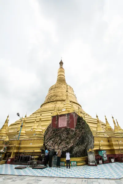 瑞摩屠佛塔塔，高塔和美丽在勃固、 缅甸 — 图库照片