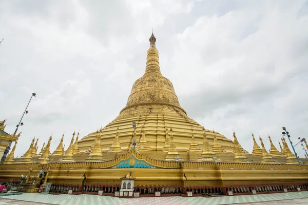瑞摩屠佛塔塔，高塔和美丽在勃固、 缅甸 — 图库照片