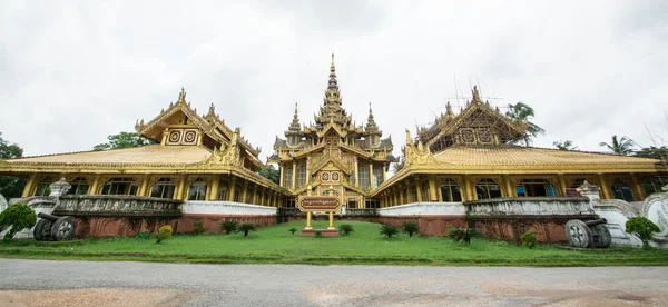 Kambawzathardi Golden Palace w Bago Myanmar, Kanbawzathadi pałac został zbudowany przez króla Bayinnaung (1551 - 1581 roku N.E.) założyciel Imperium drugiego Związku Myanmar. — Zdjęcie stockowe