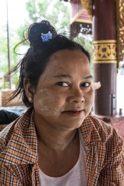 Bagan, Myanmar - 30 Temmuz: Tanımlanamayan thanaka ile geleneksel giyen kadınlar 30 Temmuz 2015 Bagan, Myanmar poz yüz yapıştırmak Birmanya