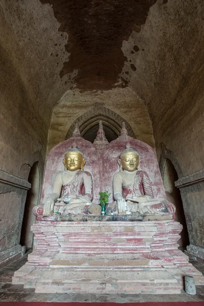 Estatua de Buda en Ywa Haung Gyi templo de piedra arenisca roja en Bagan, Myanmar . — Foto de Stock